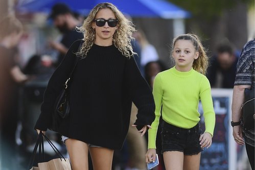 Nicole Richie con melena rizada de paseo por Los Ángeles