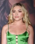 Florence Pugh con maquillaje ahumado para la premiere de 'Marriage Story' en Los Ángeles