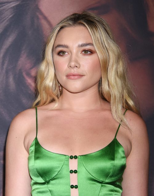 Florence Pugh con maquillaje ahumado para la premiere de 'Marriage Story' en Los Ángeles