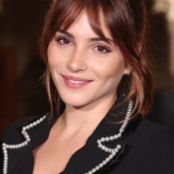 Andrea Duro con maquillaje simple en la premiere de 'Promesas de arena'