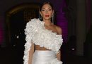 Nicole Scherzinger con labial rojo y vestido blanco en Londres