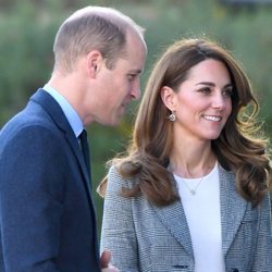 Kate Middleton con la melena con ondas voluminosa en un acto de voluntariado en Londres