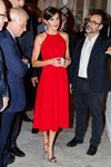 La Reina Letizia apuesta por el rojo en su visita a la exposición 'España y Cuba: Contigo en la distancia' en La Habana