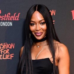 Naomi Campbell con maquillaje effortless en la alfombra roja de 'Fashion for Relief' 2019