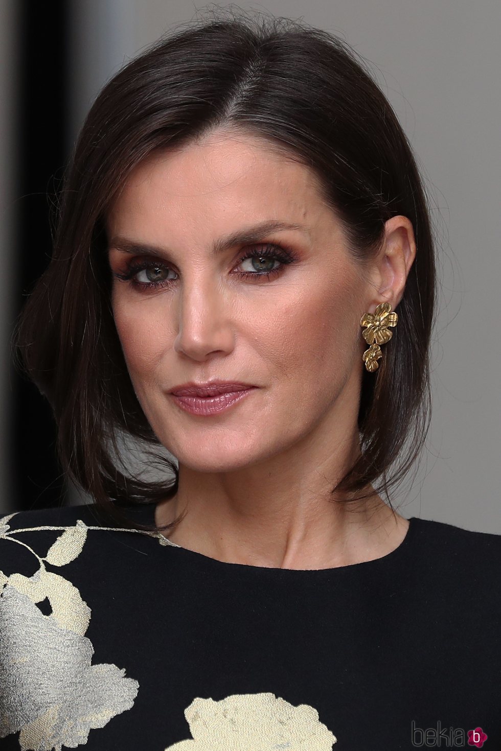 La Reina Letizia con smokey eye rosado en los Premios Francisco Cerecedo 2019