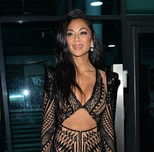 Nicole Scherzinger con smokey eye y labial nude en Londres