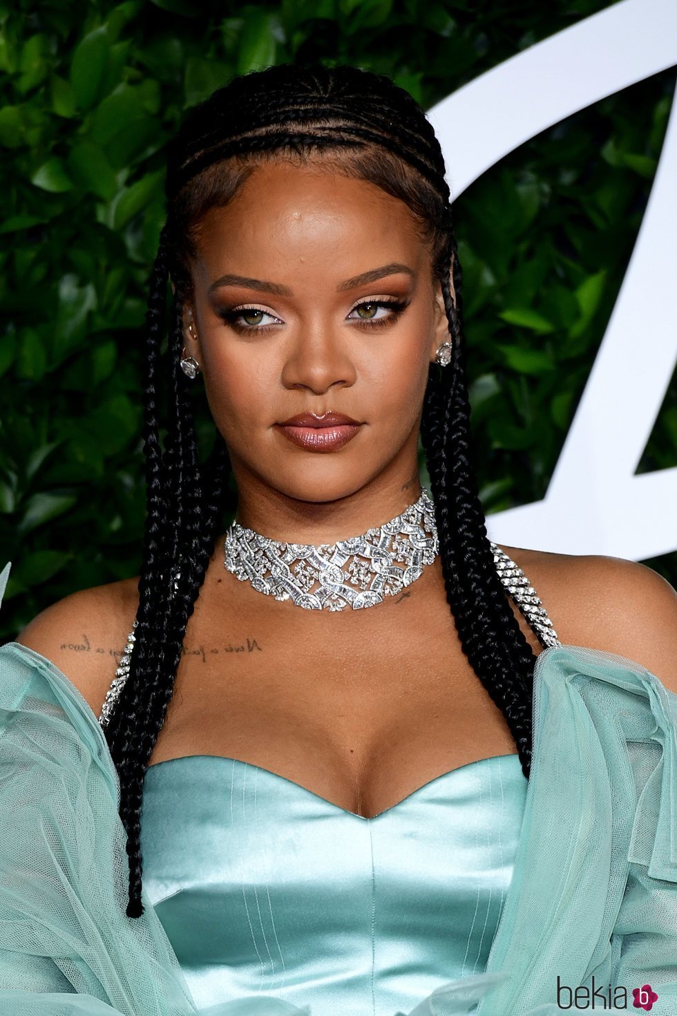 Rihanna con trenzas de raíz en los Fashion Awards 2019