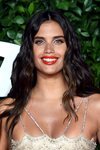 Sara Sampaio con labial rojo anaranjado y smokey eye marrón los British Fashion Awards 2019
