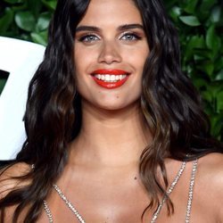 Sara Sampaio con labial rojo anaranjado y smokey eye marrón los British Fashion Awards 2019