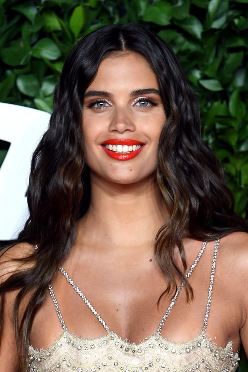 Sara Sampaio con labial rojo anaranjado y smokey eye marrón los British Fashion Awards 2019