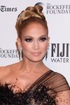 Jennifer Lopez con smokey eye y labial nude en los Gotham Awards 2019