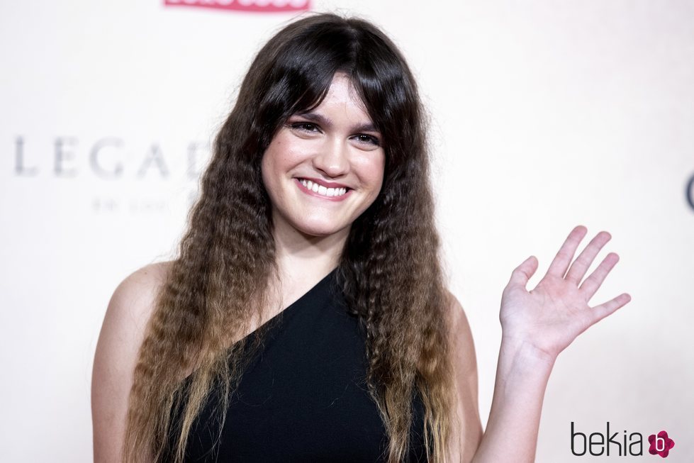 Amaia con flequillo abierto y rizos zig zag en la premiere de 'El legado de los huesos'