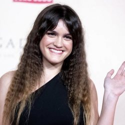Amaia con flequillo abierto y rizos zig zag en la premiere de 'El legado de los huesos'