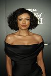 Kat Graham con melena ondulada y tupé en los Premios Annual Women of Worth Awards 2019 de L'oreal