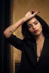 Zoë Kravitz en la imagen promocional de su colección de labiales junto a Yves Saint Laurent