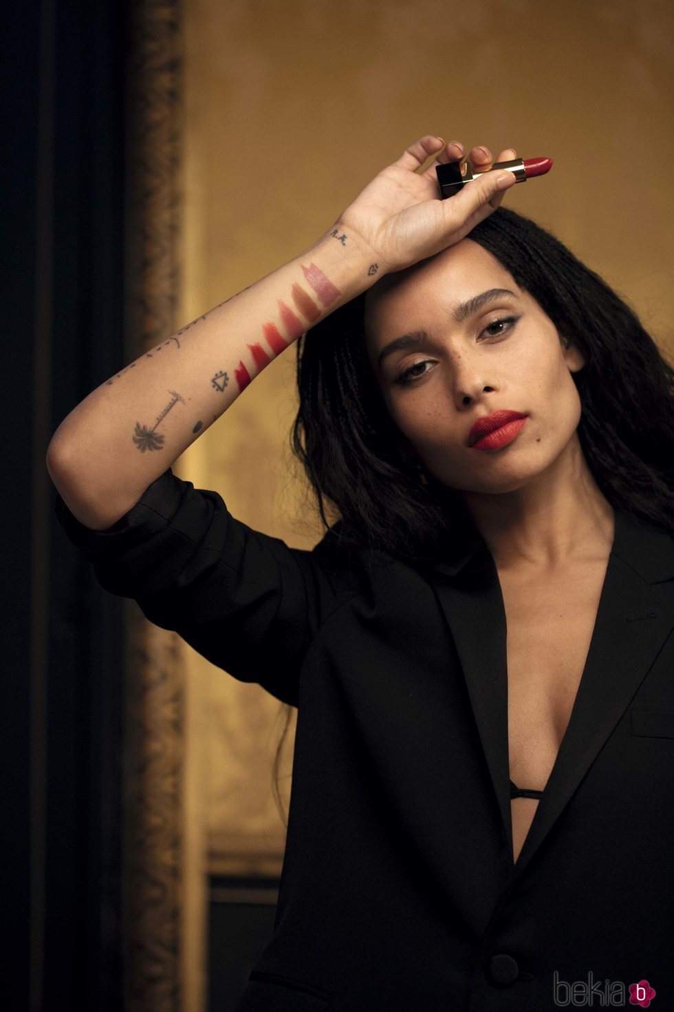 Zoë Kravitz en la imagen promocional de su colección de labiales junto a Yves Saint Laurent