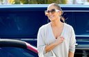 Jennifer Lopez con gloss y gafas oversized en Los Ángeles