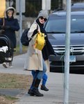 Anne Hathaway sin maquillaje y gorro gris en Nueva York