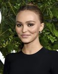 Lily Rose-Depp con maquillaje y acné en el Snow Launch Event 2019 de Chanel