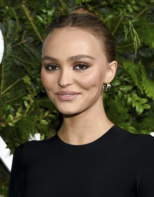Lily Rose-Depp con maquillaje y acné en el Snow Launch Event 2019 de Chanel
