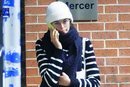 Kaia Gerber sin maquillaje y gorro blanco de lana en Nueva York