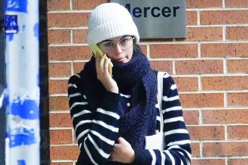 Kaia Gerber sin maquillaje y gorro blanco de lana en Nueva York