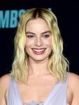 Margot Robbie con ondas desenfadas en la premiere de 'Bombshell' en Los Ángeles