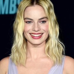 Margot Robbie con ondas desenfadas en la premiere de 'Bombshell' en Los Ángeles