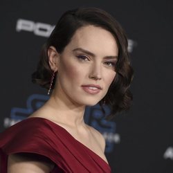 Daisy Ridley con ondas al agua en la premiere de 'Star Wars: The Rise of Skywalker' en Los Ángeles