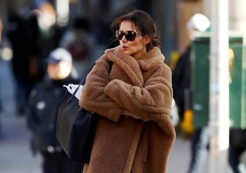 Katie Holmes despelujada por Nueva York