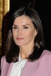 La Reina Letizia con un beauty look rosado en una exposición en el Palacio Real
