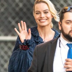 Margot Robbie con maquillaje elegante de camino al show de Jimmy Kimmel