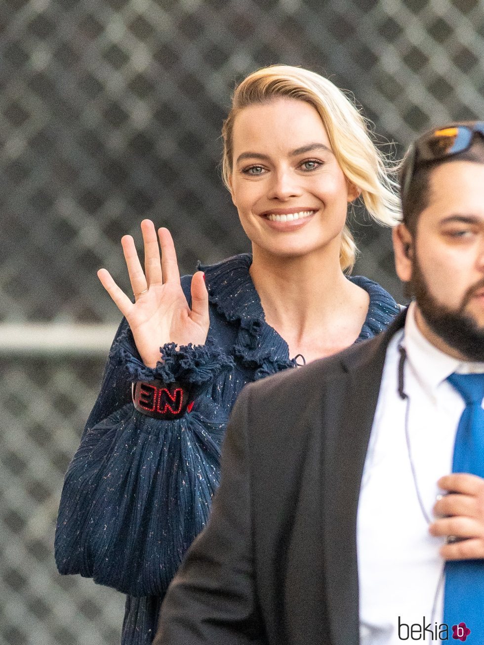 Margot Robbie con maquillaje elegante de camino al show de Jimmy Kimmel