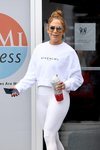 Jennifer Lopez con recogido messy saliendo del gimnasio en Los Ángeles