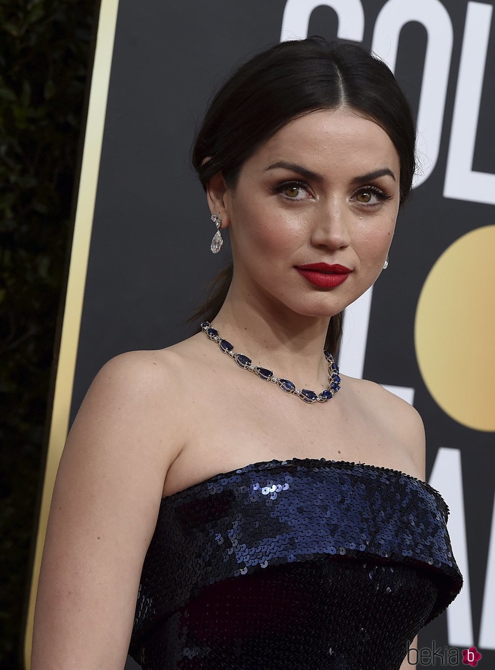 Ana de Armas con coleta baja en los Globos de Oro 2020