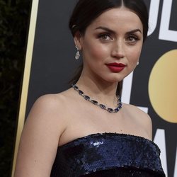 Ana de Armas con coleta baja en los Globos de Oro 2020