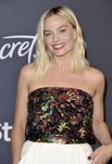 Margot Robbie con ondas desenfadadas en los Globos de Oro 2020