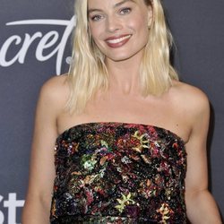 Margot Robbie con ondas desenfadadas en los Globos de Oro 2020