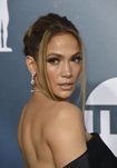 Jennifer Lopez con un beauty look effortless en los premios SAG 2020