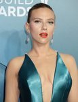 Scarlett Johansson luce un beauty look ideal en el que apuesta por un intenso labial rojo