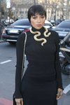 Kat Graham con un maquillaje glowy en la Fashion Week de París 2020