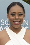 Nischelle Turner con un maquillaje lleno de brillo en los Premios Sindicato de Actores 2020 en Los Ángeles