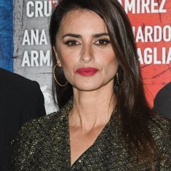 Penélope Cruz apuesta por el rojo en un sencillo make up