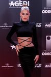 Jessica Goicoechea con un precioso ahumado en tonos rojos y negro en los Premios Odeón 2020