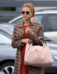 Eva Mendes con un beauty look desaliñado en los Ángeles