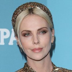 Charlize Theron recoge el Premio Spotlight en los Costume Designers