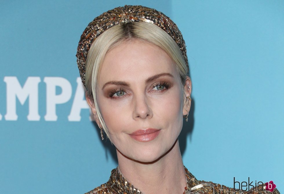 Charlize Theron recoge el Premio Spotlight en los Costume Designers