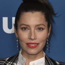 Jessica Biel con un recogido estilo top knot en la Premiere de la 3º temporada de 'The Sinner'