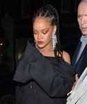 Rihanna con un beauty look en tonos marrones y rojos