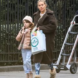 Sienna Miller con un beauty look desastroso en la ciudad de Nueva York